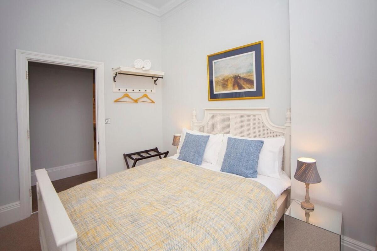 Stylish City Centre Apartment - Бат Экстерьер фото