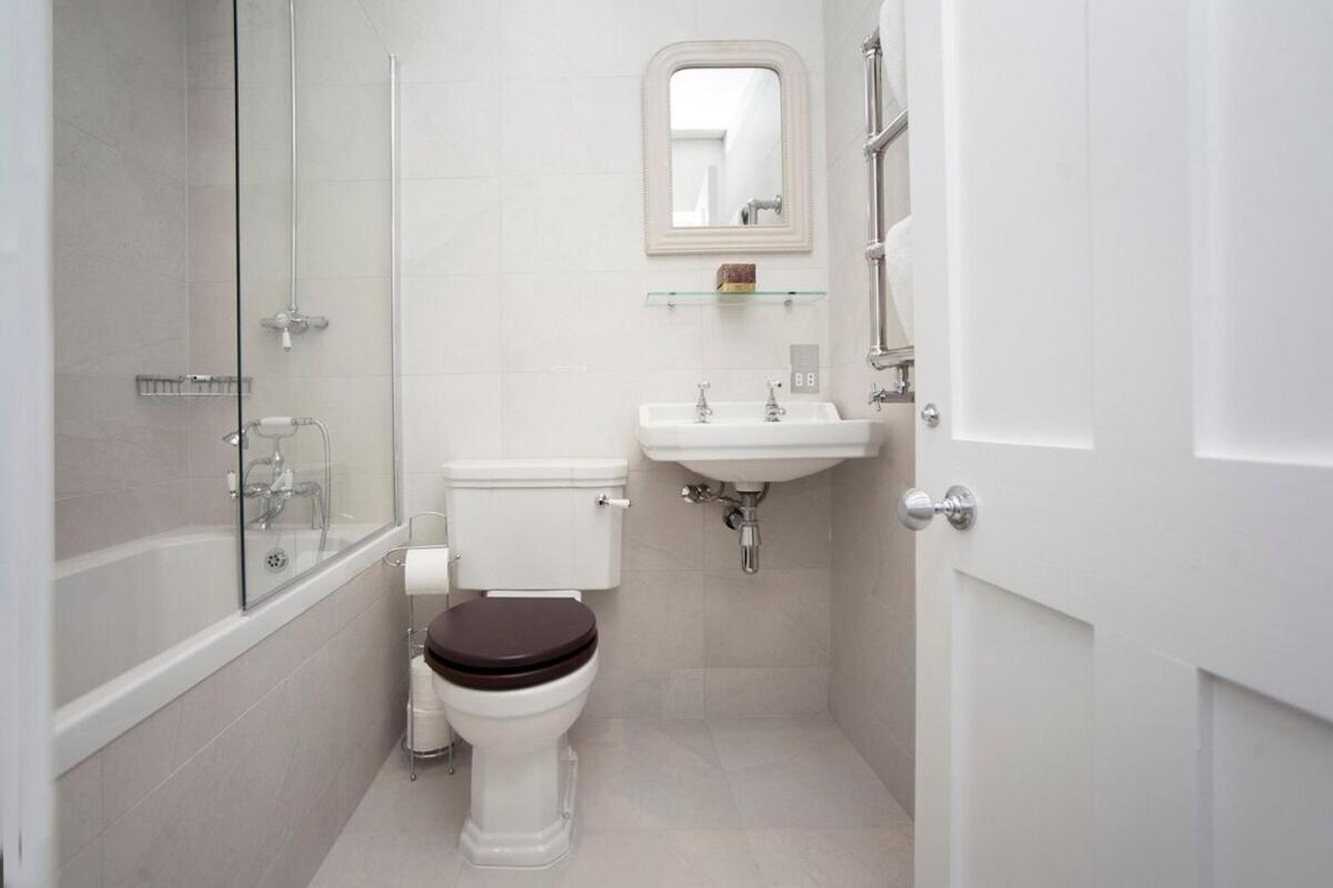 Stylish City Centre Apartment - Бат Экстерьер фото