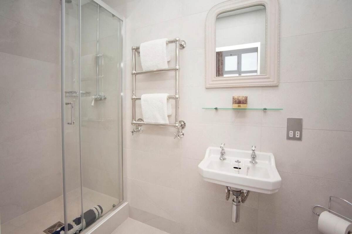 Stylish City Centre Apartment - Бат Экстерьер фото